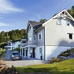 Four Bedroom House With Fjord Views *