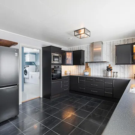 Four Bedroom House With Fjord Views Stranda (More og Romsdal)
