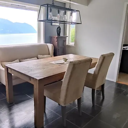 Four Bedroom House With Fjord Views Hébergement de vacances *