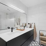 Four Bedroom House With Fjord Views *