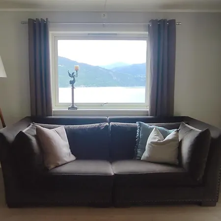 Four Bedroom House With Fjord Views *